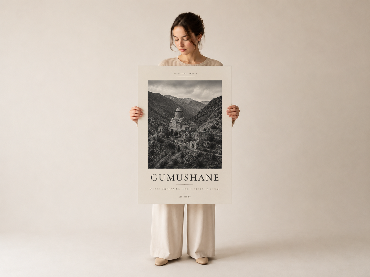 Gümüşhane'nin ikonik yapısı siyah-beyaz poster olarak, minimalist tasarımla sunuluyor.