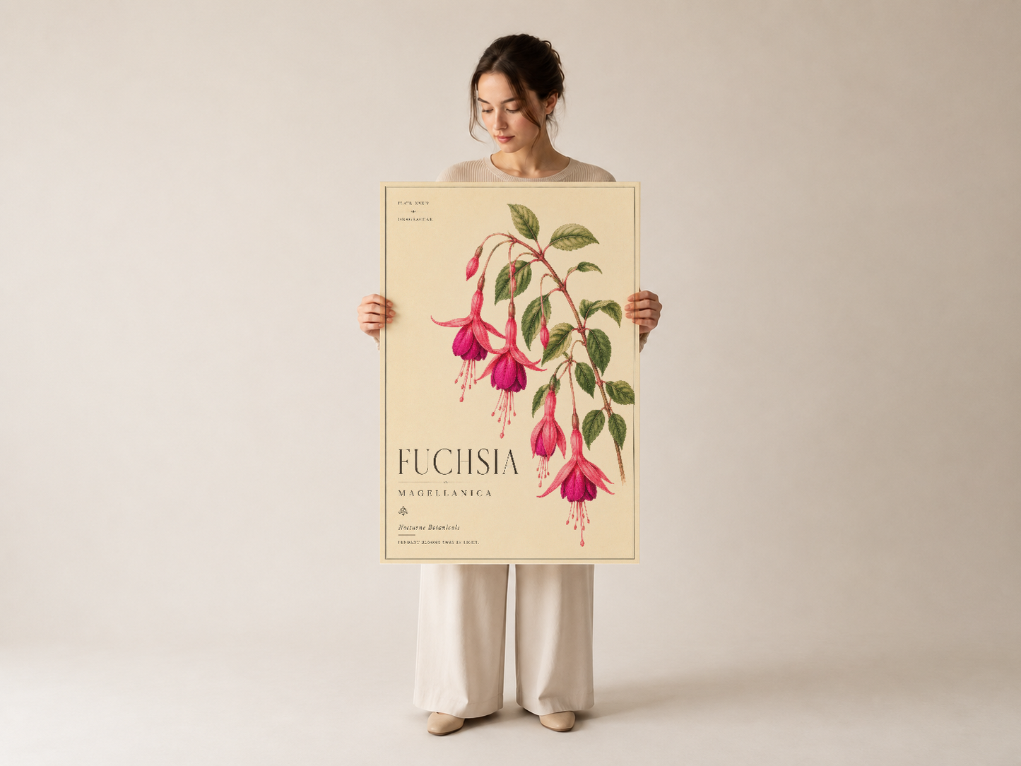 Pastel fonda tutulan, klasik fuşya çiçek motifleriyle bezenmiş botanik poster.