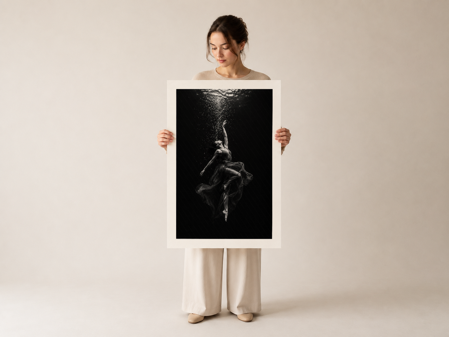 Siyah beyaz modern sanat tablosu sualtı dansçı teması, beyaz matli çerçevede gösterim.