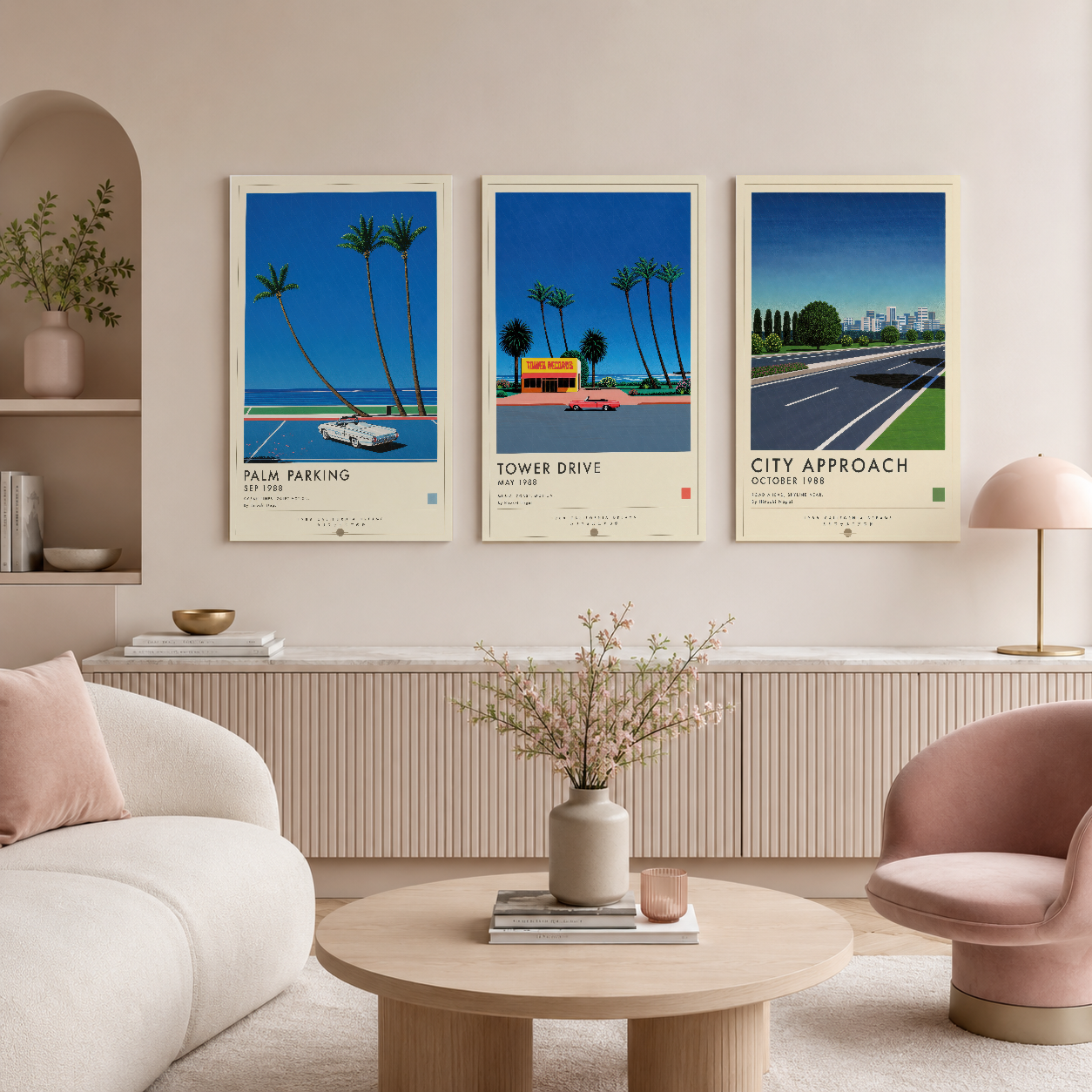 Retro-futurist poster serisi, minimalist oturma odasında renk ve nostaljiyi harmonyöz bir şekilde sumuyor.
