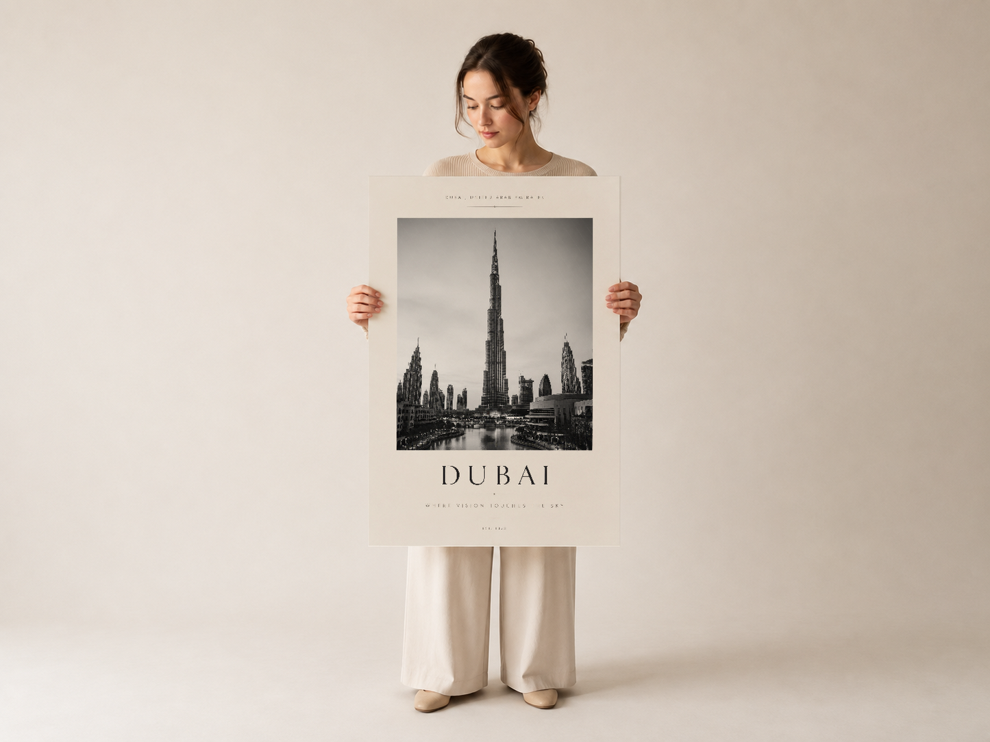 Gözlü kadının elinde tuttuğu, Dubai'nin dramatik görünümünü içeren premium poster baskısı.