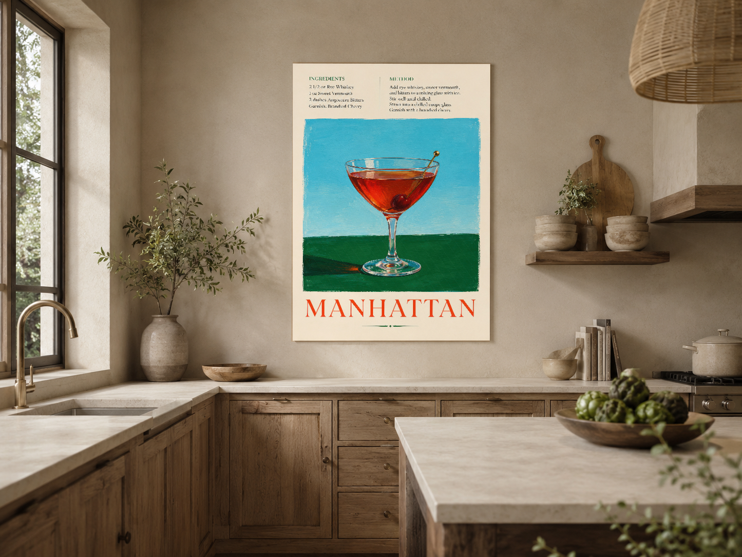 Klasik kokteyl posteri, ahşap mutfakta minimalist ve şık duvar dekorasyonu.