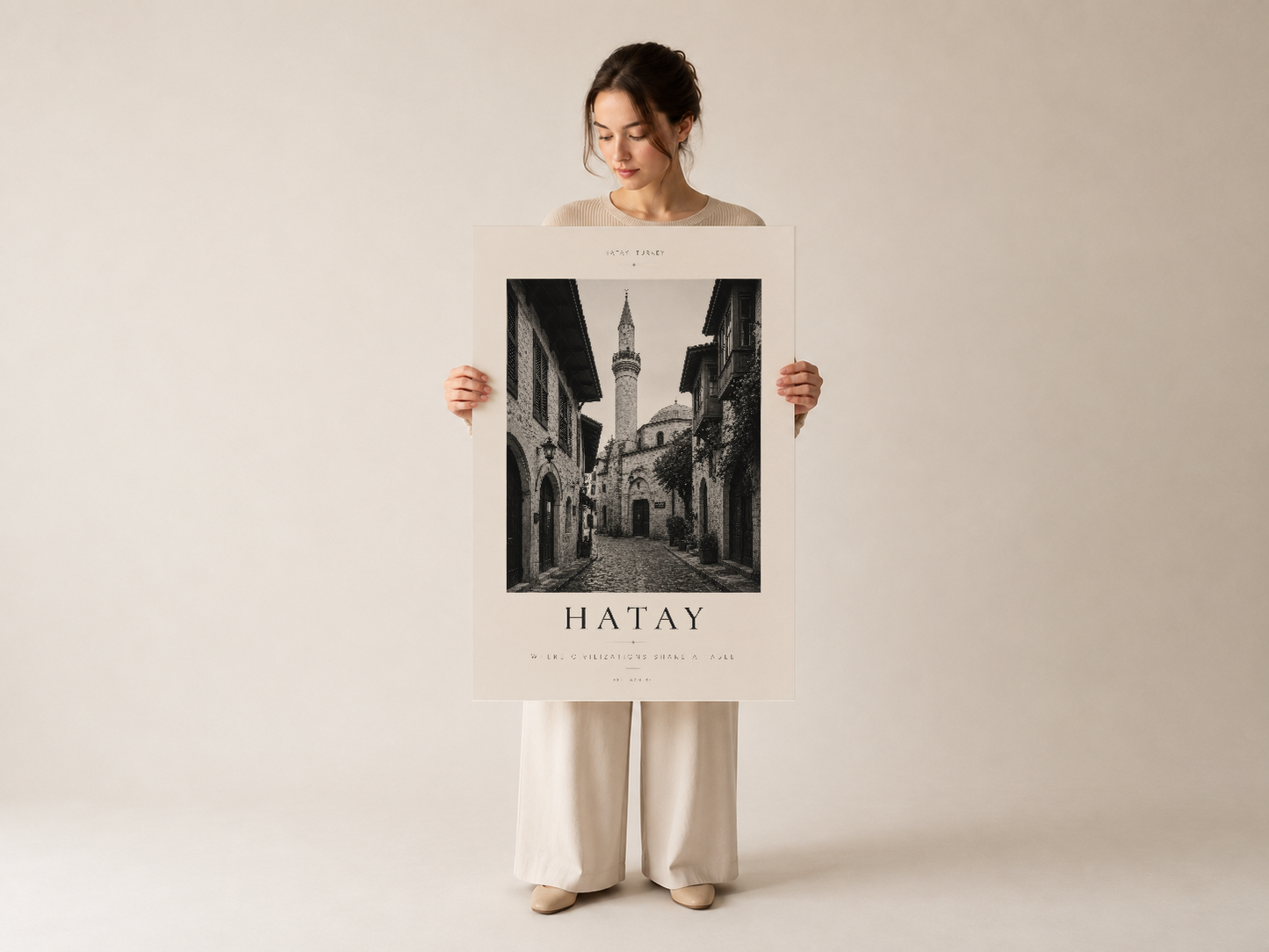 Hatay şehir sanat posteri, monohromatik fotoğraf ve şık başlık yazısıyla iç mekan stiline uyum sağlayan.