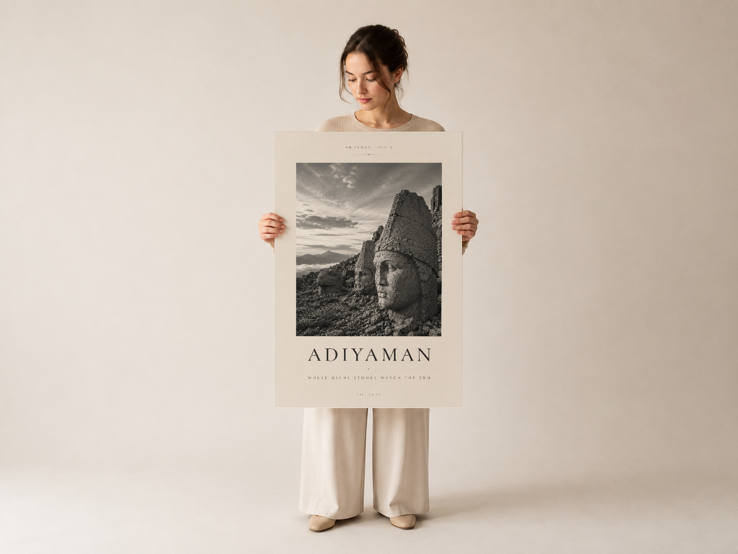 Siyah beyaz Adiyaman heykeli fotoğrafı içeren sanat tablosu, modern iç mekan dekorasyonu için mükemmel seçim.