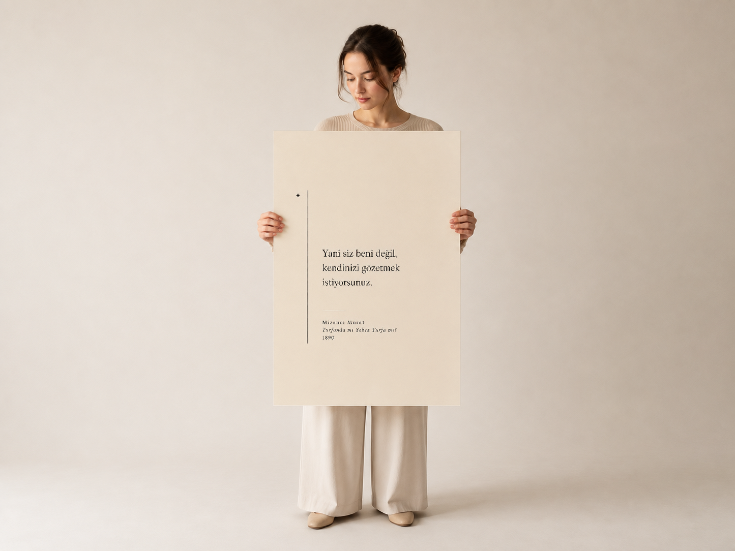 Kadın tarafından tutulan, modern minimalist Türkçe metin içeren beyaz baskılı poster sanat ürünü.