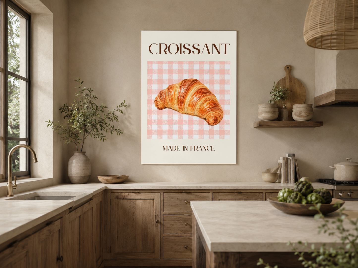 Croissant baskılı duvar tablosu, doğal ışığın vurduğu premium mutfak tasarımında, çağdaş ve vintage öğelerin mükemmel