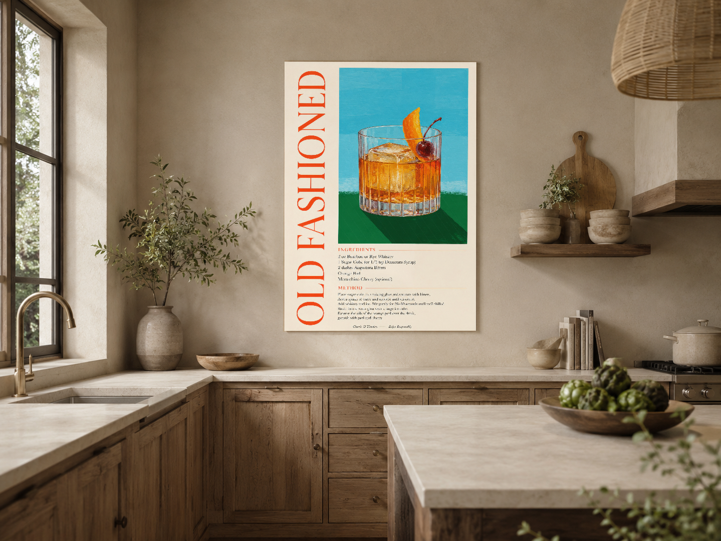 Klasik içki resimli dekoratif poster, ahşap mutfak cabasının yanında duvarına asılı ve stilişbir görünüm sağlıyor.