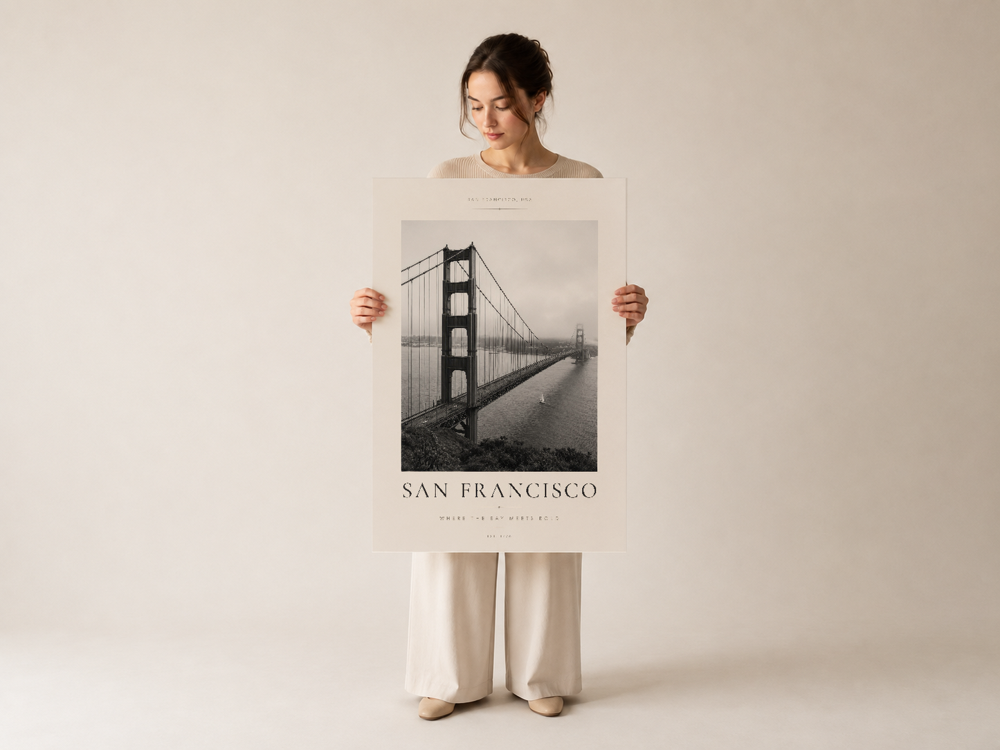 Kadın, San Francisco Golden Gate Köprüsü duvar posterini göğsünde tutuyor.