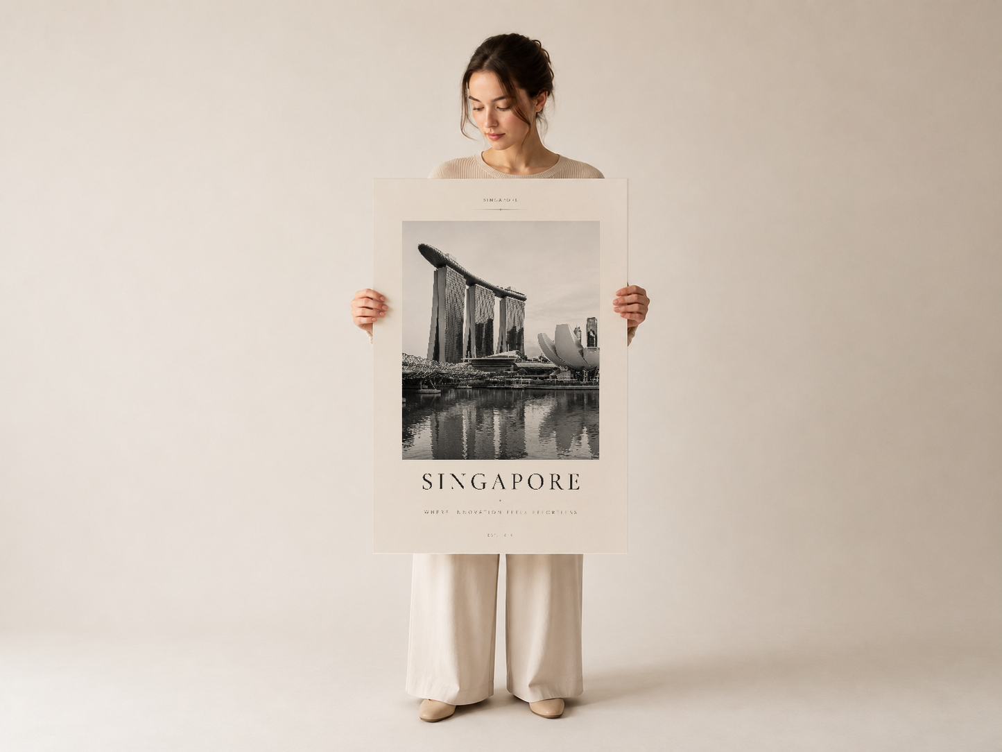 Singapore poster tablosunu gösteren kadın, zarif beyaz çerçeve ve minimalist tasarım.
