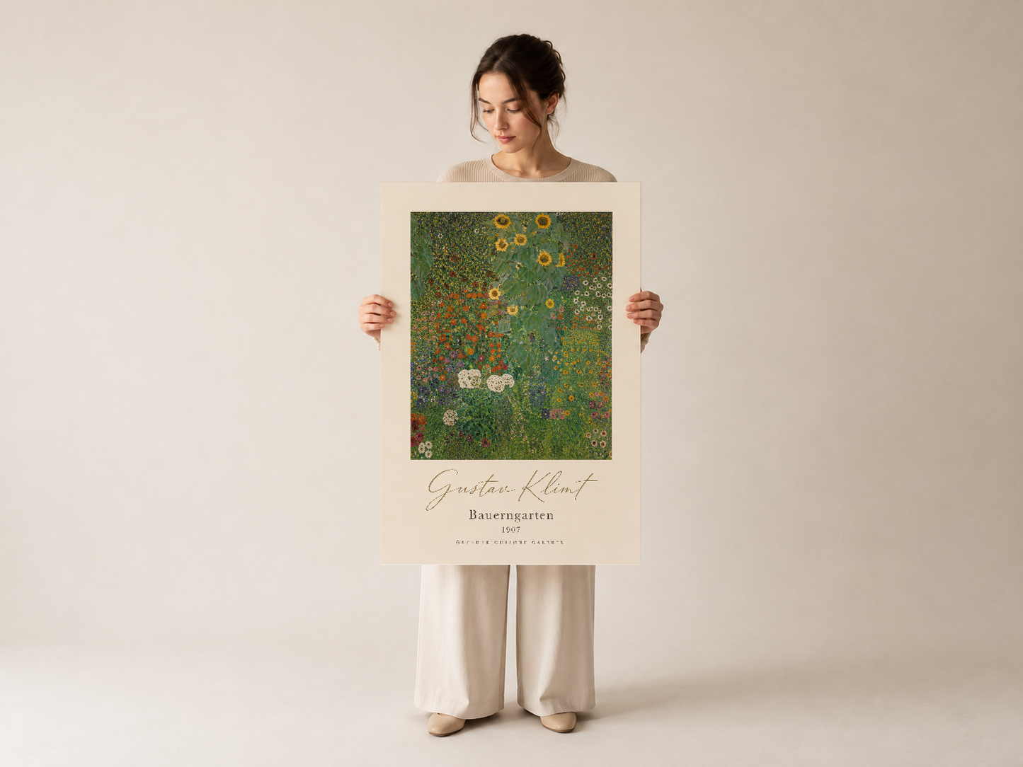 Renkli çiçek desenli Klimt tablosu, kadının elinde gösterilen yüksek kaliteli poster sanat eserinin özellikleri vurgulu.