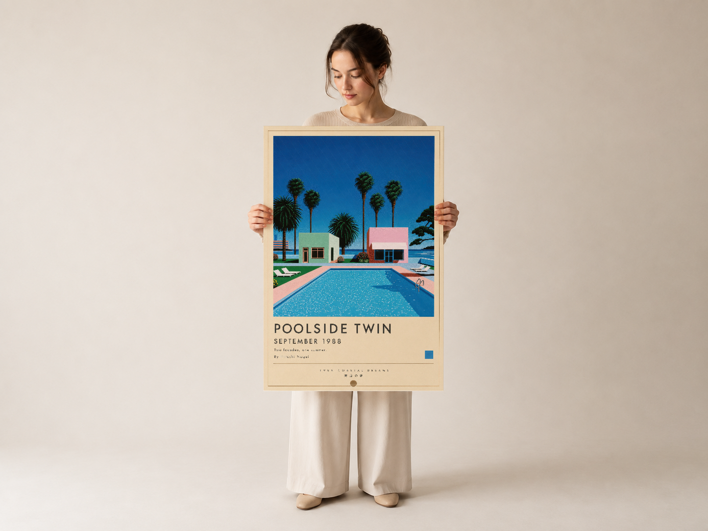 Poolside Twin duvar posteri, klasik ahşap çerçevesi ve retro tasarımı vurgulanarak gösterilmiş.