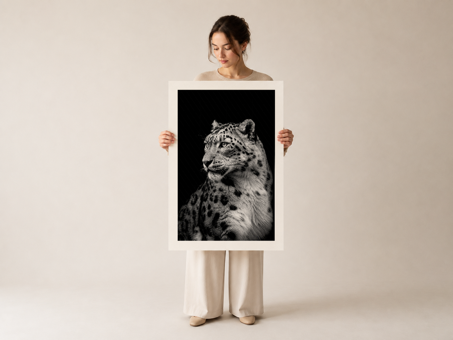 Monokrom kar leoparı duvar sanatı, beyaz çerçeveli poster, doğa fotoğrafçılığı esintili tablo.