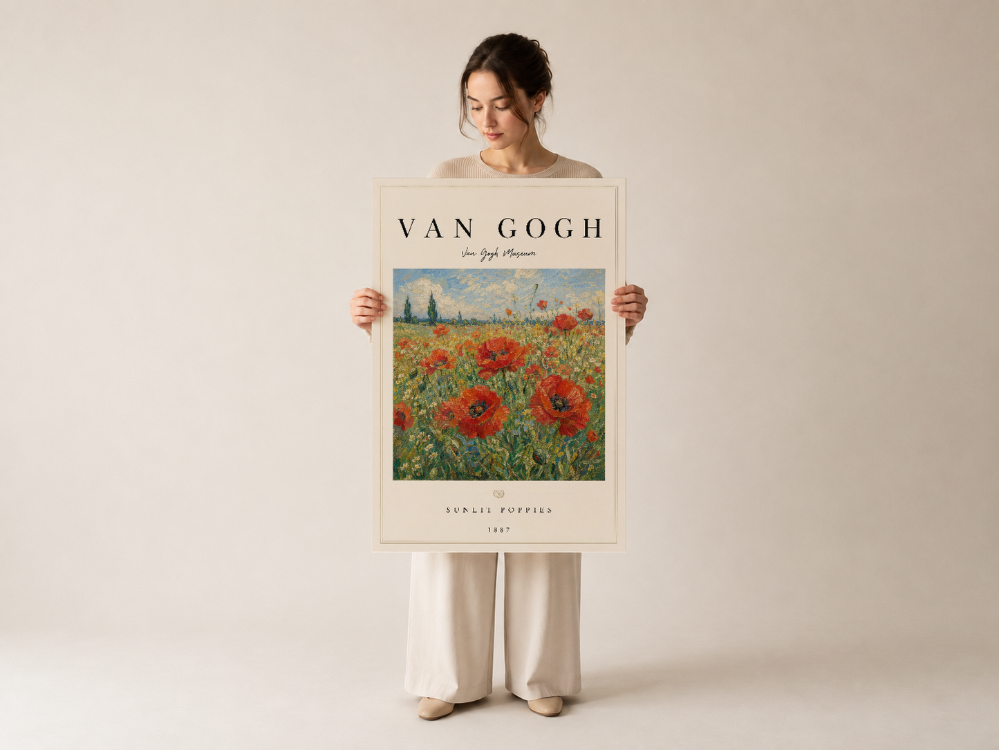 Van Gogh Sunlit Poppies posteri, krem çerçeveli, kadın tarafından tutulan dekoratif duvar sanat eseri.