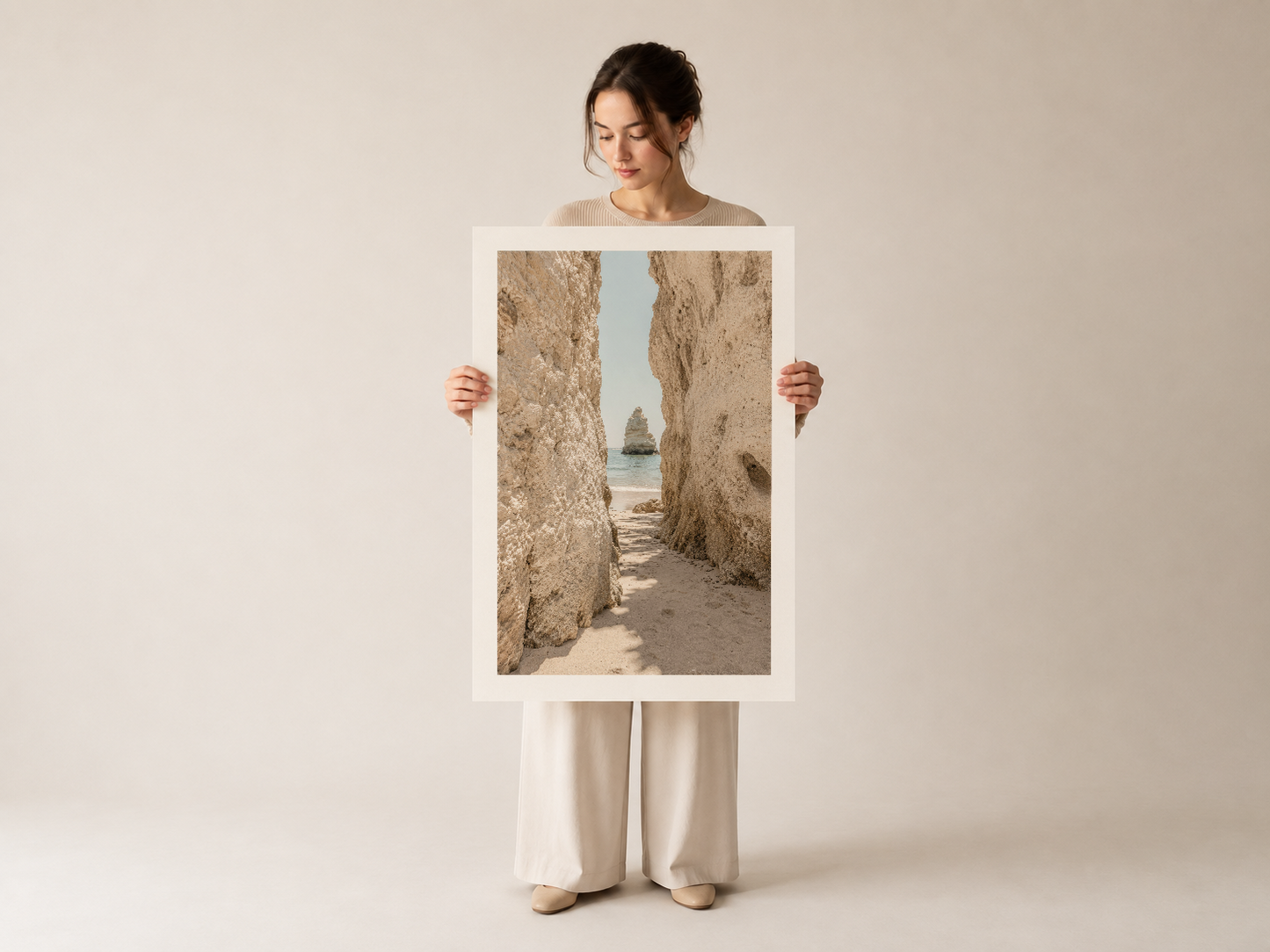 Beyaz elbiseli kadının tuttuğu, minimalist deniz manzarası fotoğraf sanat baskısı tablosunun detaylı görseli.
