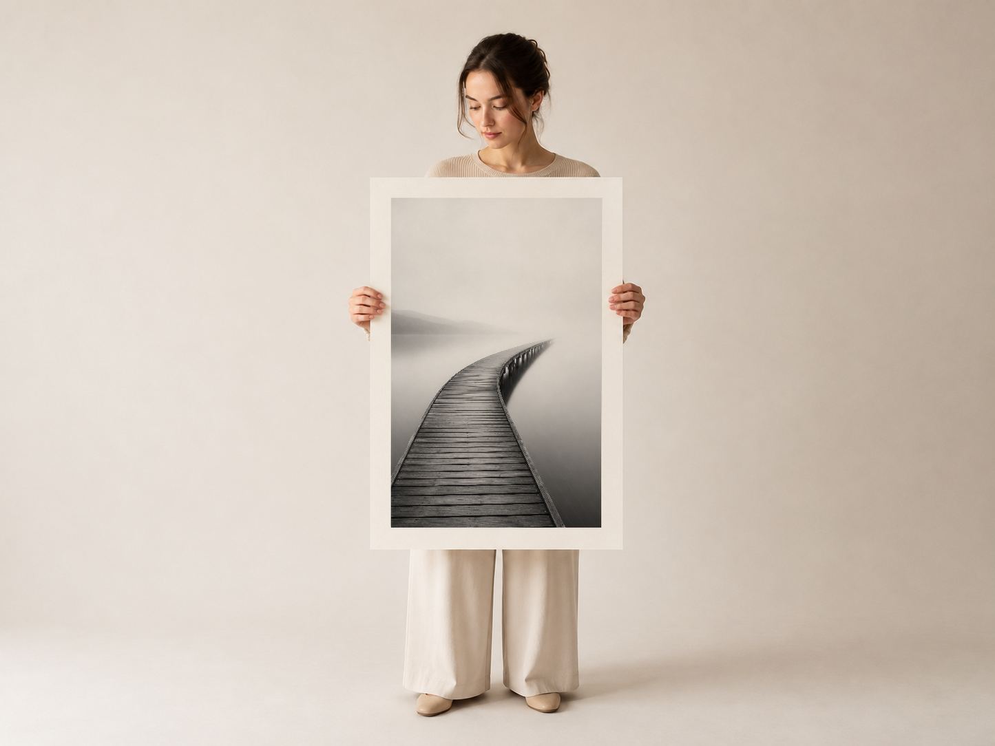 Elinde tutan kişi tarafından sergilenen, serigrafi baskı tablosu minimalist estetik ve derin duygu ifade ediyor.