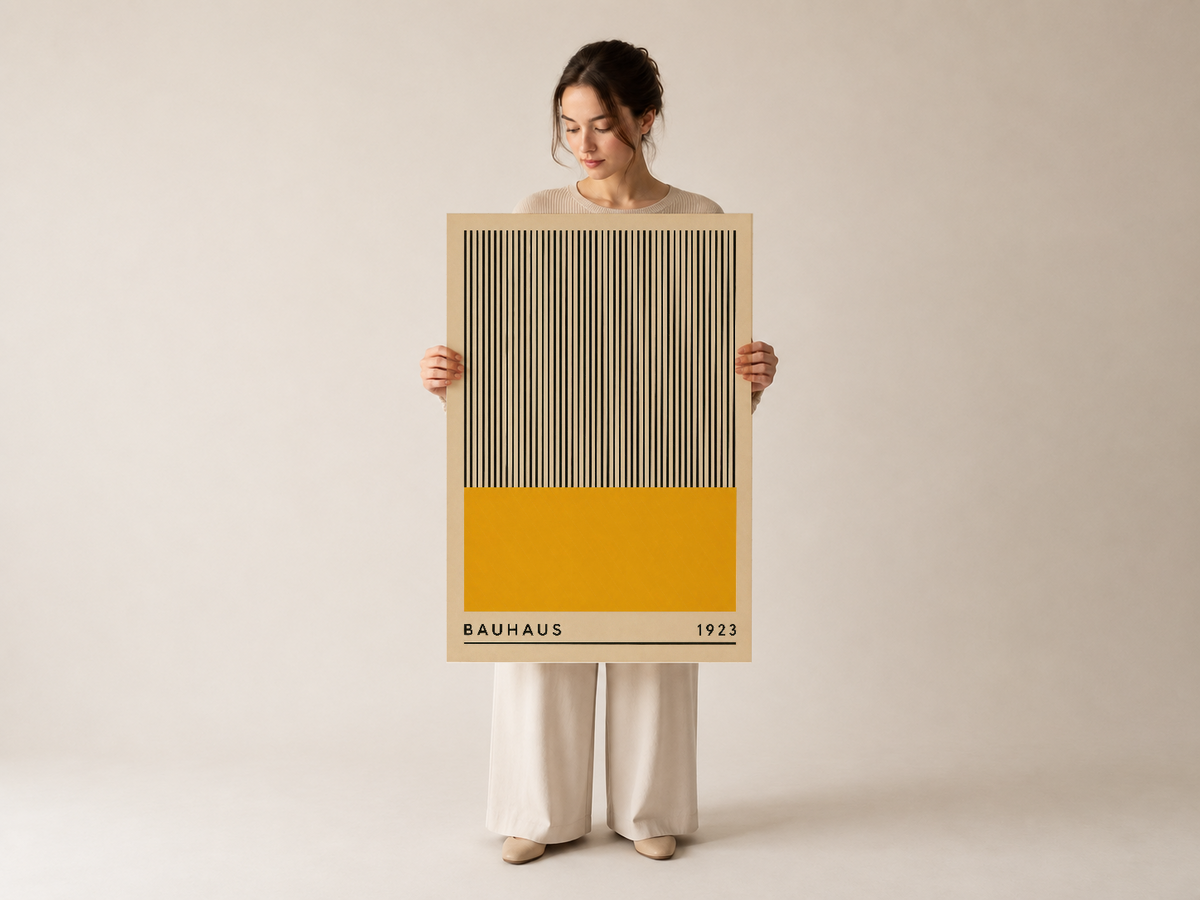 Bauhaus ikonik posterinin doğal çerçevesiyle sunulması, geometrik tasarımının zarafetiyle vurgulanan.