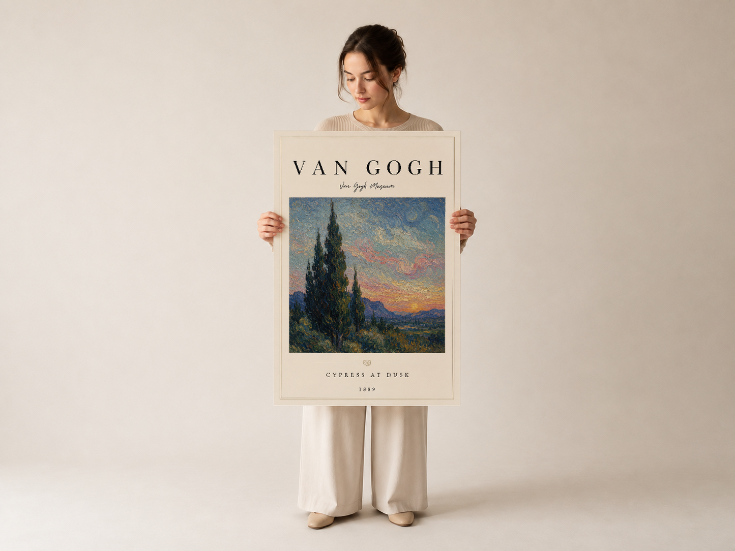 Van Gogh Gün Batımında Selvi sanat posteri, beyaz çerçevede, kişi tarafından tutulmuş halide.