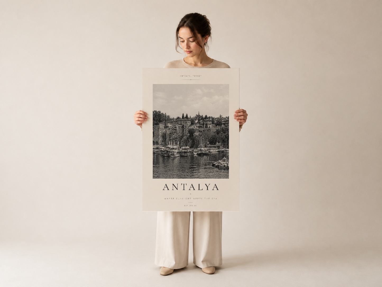 Antalya'nın deniz ve kaleleriyle framing yapılmış atmosferik siyah-beyaz sanat baskısı, minimalist poster formatında.