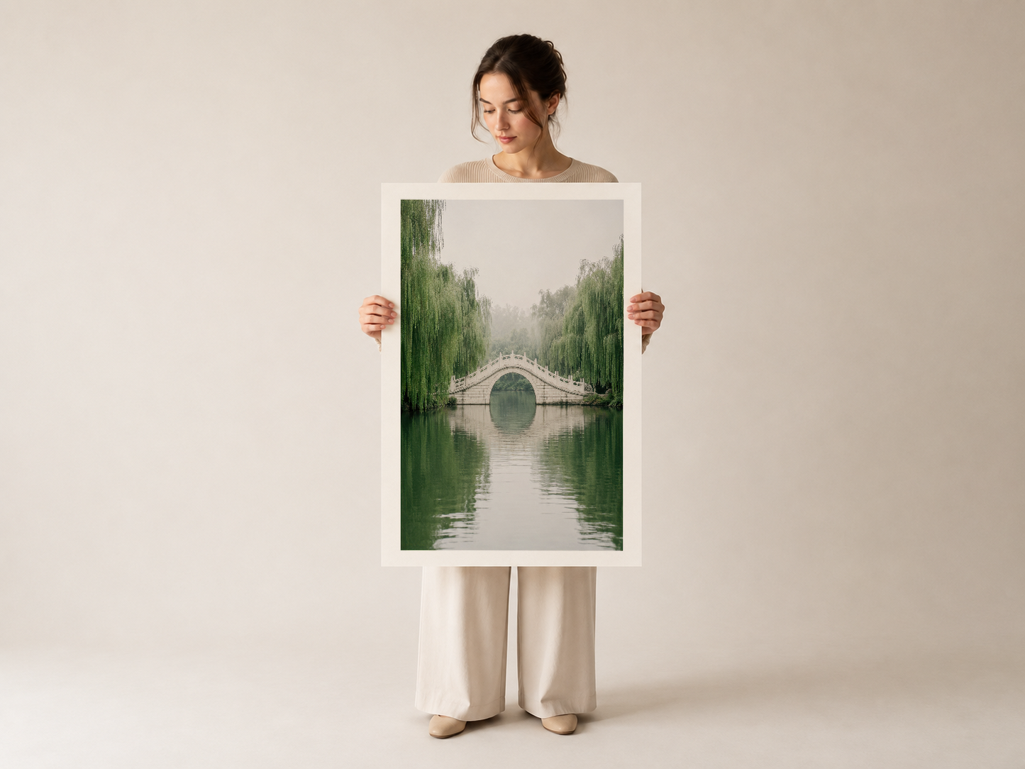 Minimalist tasarımda, simetrik yeşil ağaçlar ve köprü manzarası içeren doğa inspirasyonlu poster baskı.