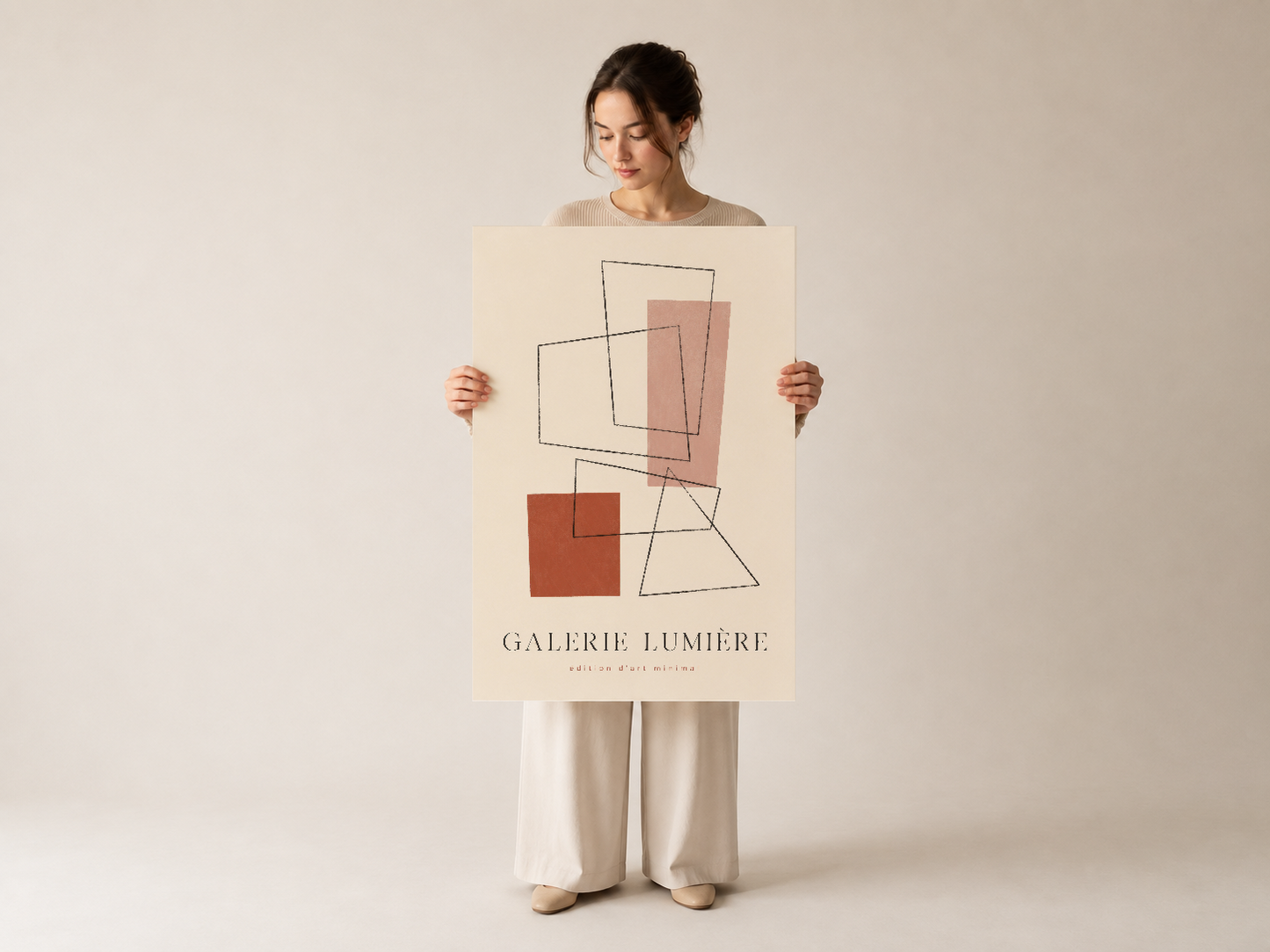 Genç kadın tarafından sunulan, minimalist geometrik desenli duvar sanat baskısı.