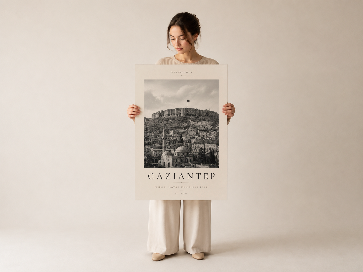 Gaziantep kent mimarisi temalı siyah beyaz duvar sanatı, çerçevelenmiş poster sunum.