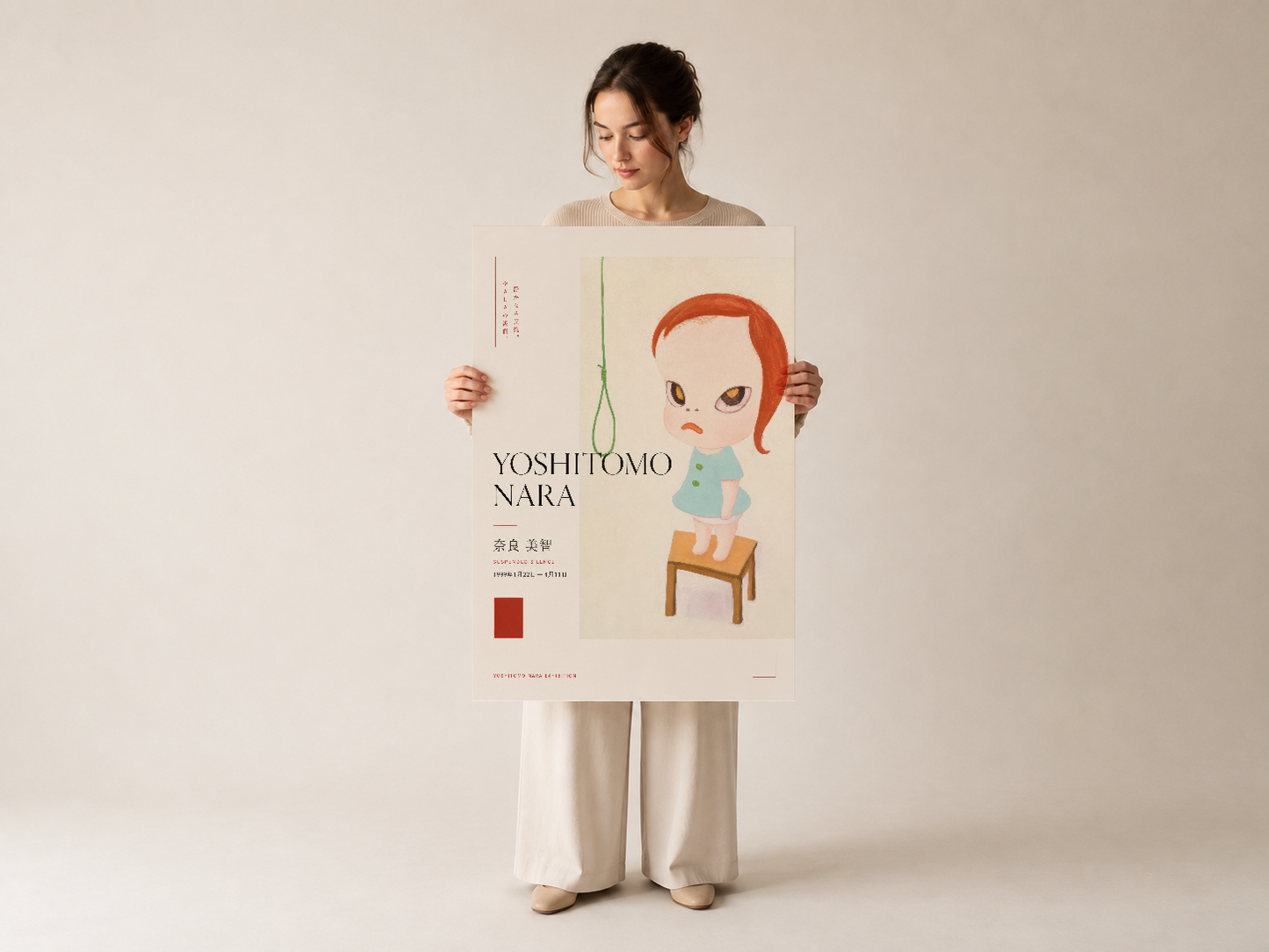 Minimalist sanat posteri elde tutarak gösteren kişi, contemporary tasarım ve Japon tipografisinin birleştiği eser.