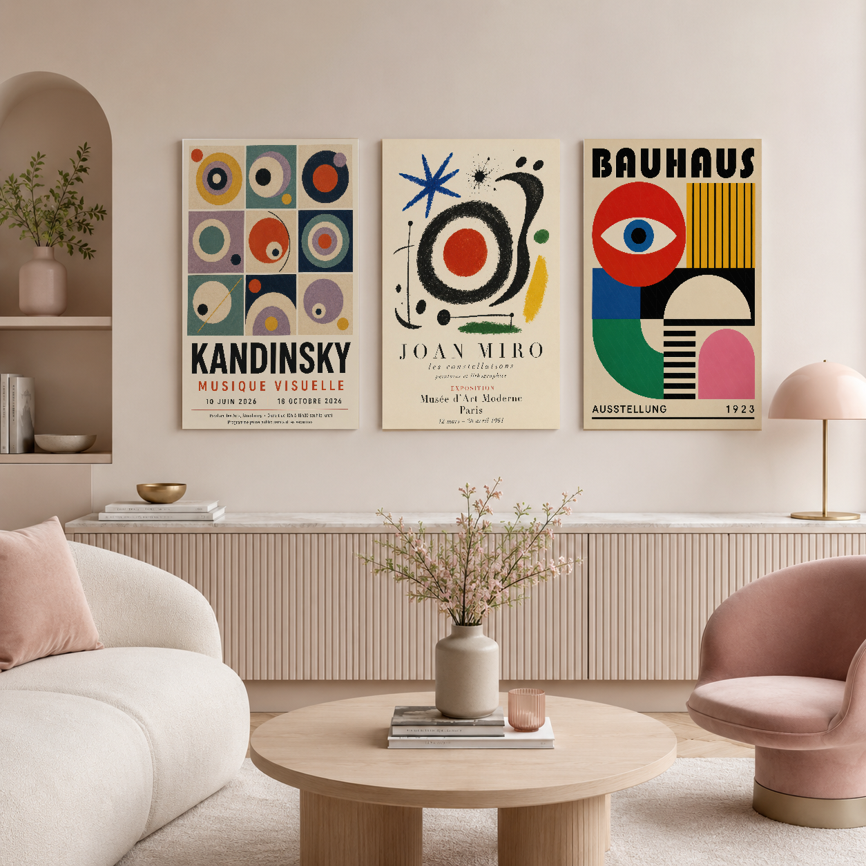 Avangard sanat poster koleksiyonu, minimalist wabi-sabi iç tasarımında asılı.