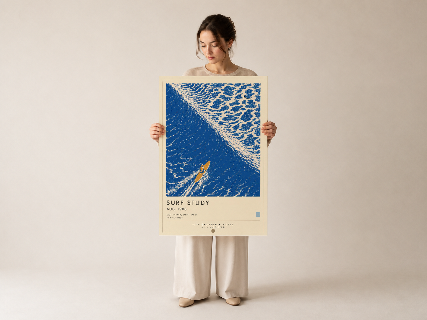 Krem renkli çerçeveli Surf Study posteri, kadın tarafından tutularak ürün boyutu ve tasarım detayı açıkça gösterilmektedir.
