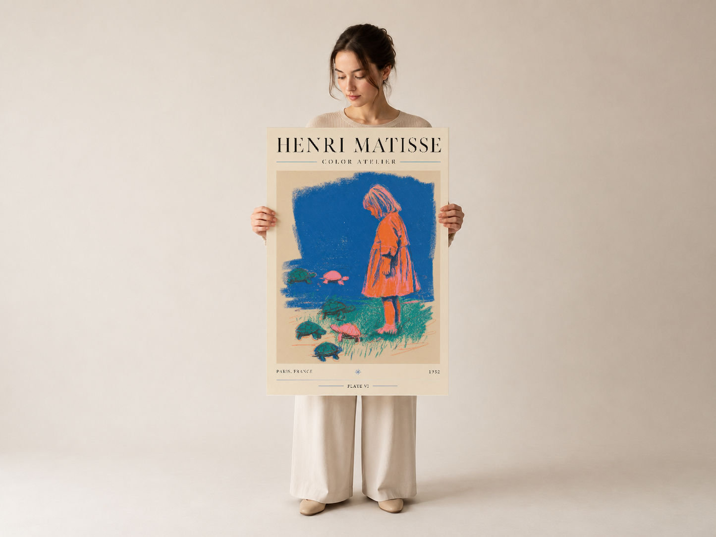 Henri Matisse Color Atelier duvar tablosu, kadın tarafından tutularak gösterilen, klasik sanat baskısı.
