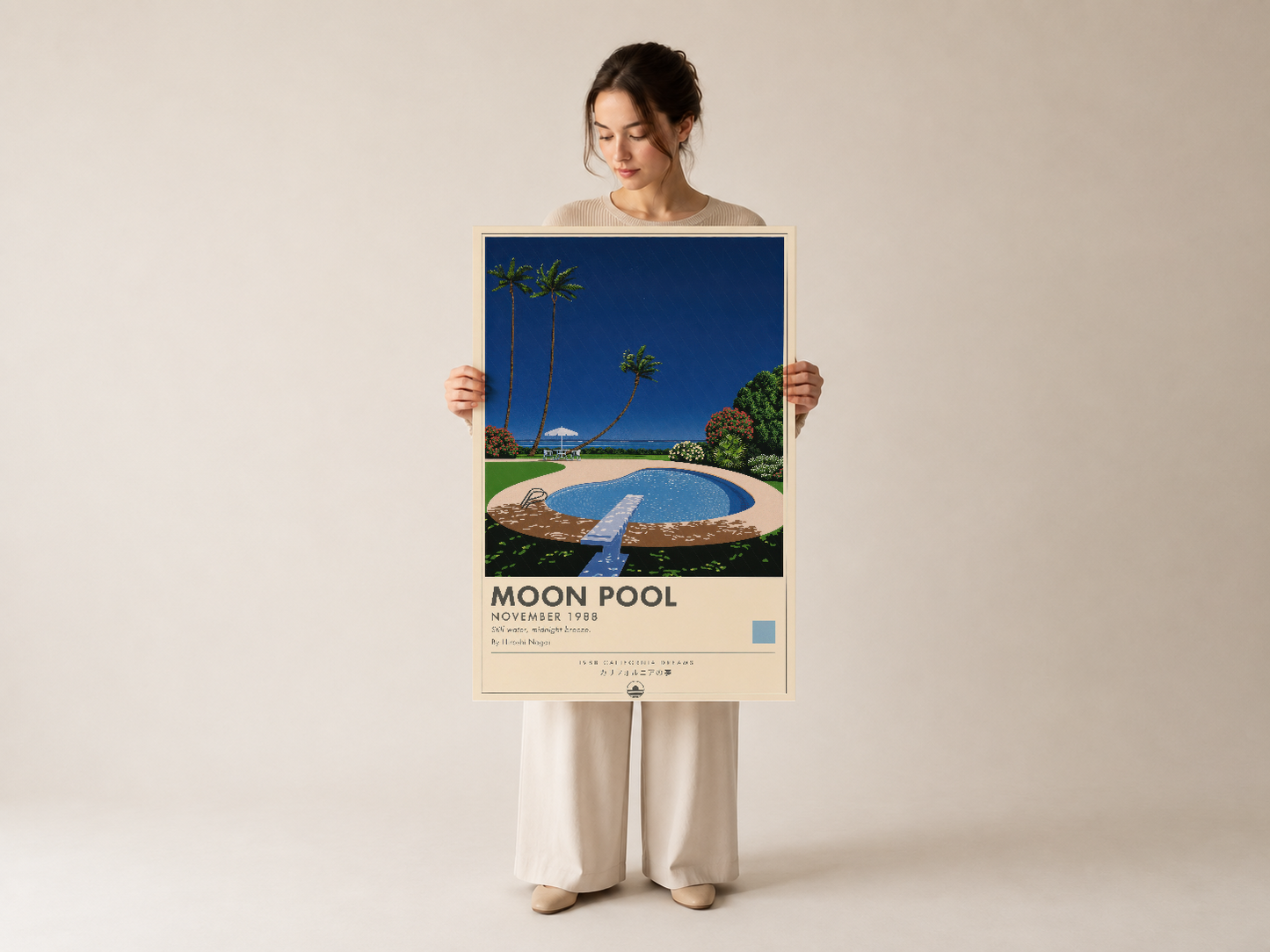 Moon Pool posteri beyaz çerçevede, kadın tarafından tutulmuş; 1988 tarihli vintage baskı stilinin güzel bir sunumu.