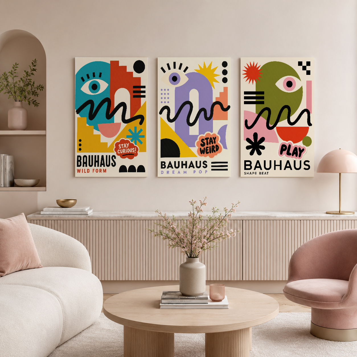 Konsol üstüne asılı Bauhaus sanat serisinin üç paneli, retro stilize gözlerle çağdaş yaşam alanına renk ve karakter katar.
