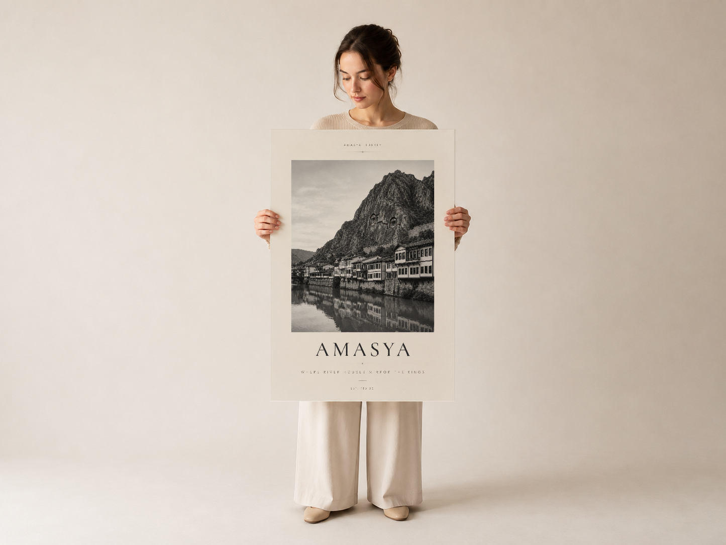 Amasya nehir manzarası posteri kadının elinde, geniş çerçeveli siyah-beyaz fotoğraf baskısı ile salon dekorasyonu konsepti.