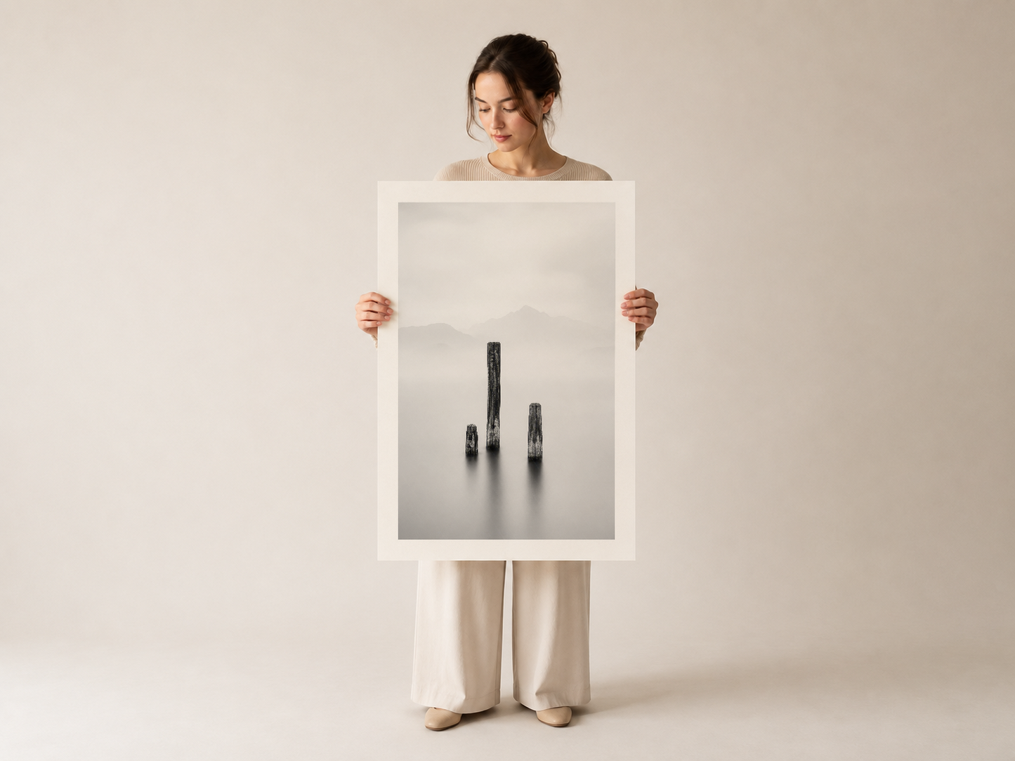Tutulan çerçeveli poster, sisli orman manzarası, minimalist siyah çizgiler ve sakin sis atmosferiyle.