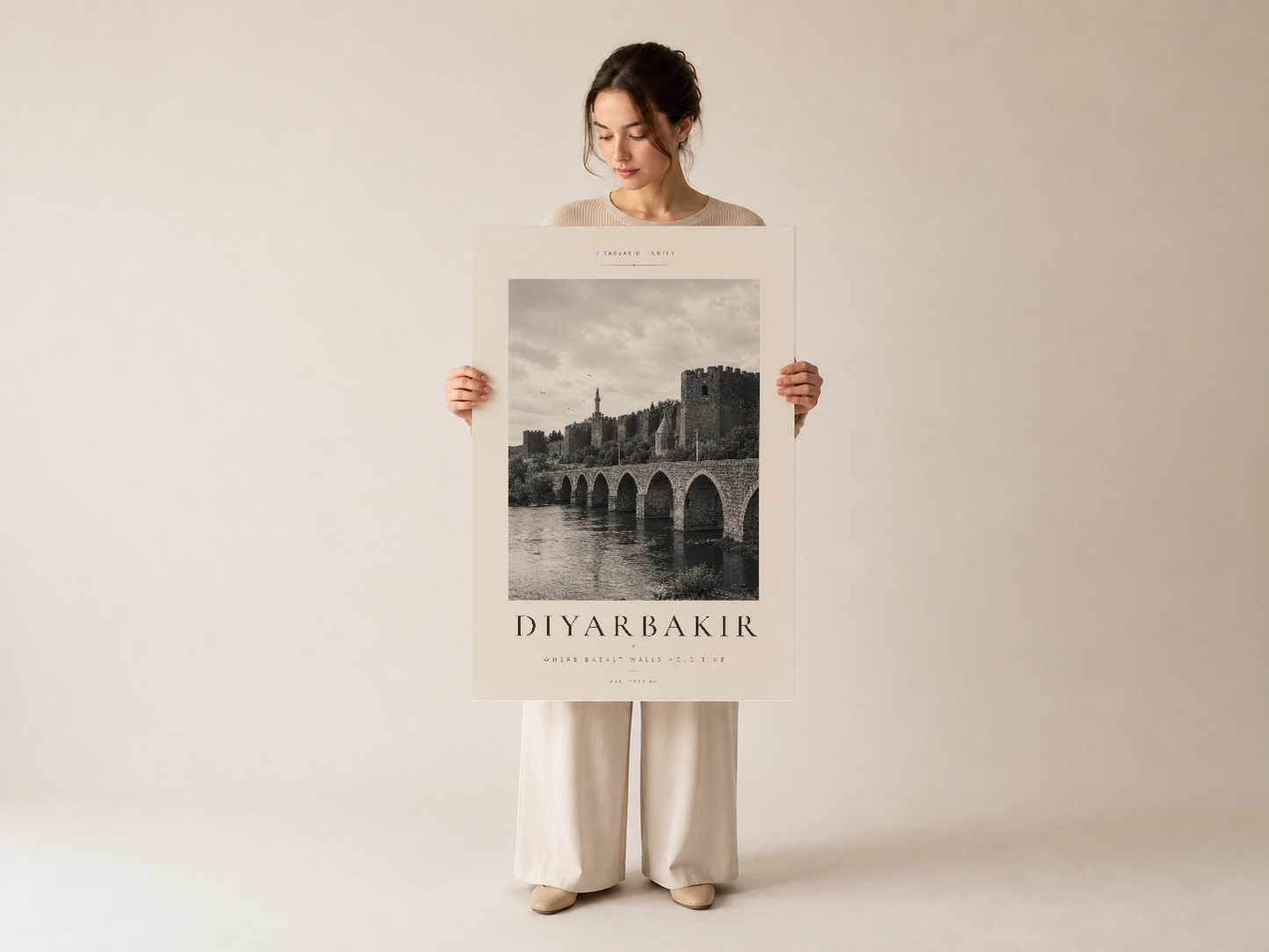 Diyarbakır'ın efsanevi köprüsünü gösteren siyah beyaz sanat baskısı, çerçeveli poster olarak.