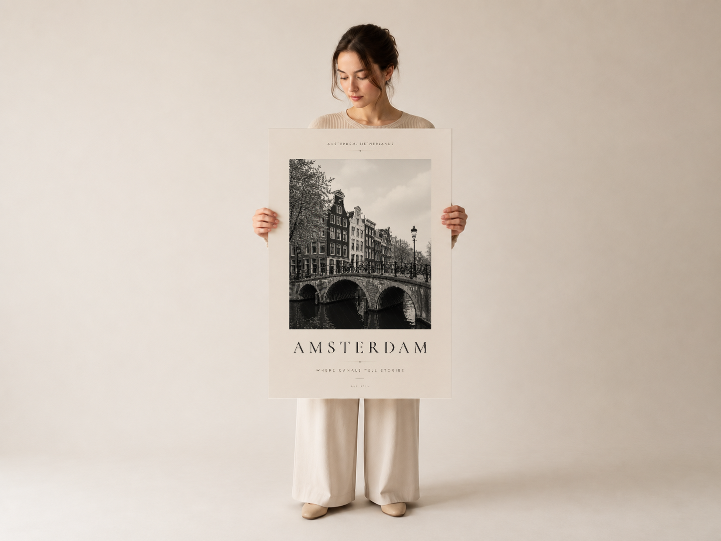 Amsterdam şehir posteri, zarif siyah-beyaz fotoğrafı ve minimalist tipografiyle duvar dekorasyon.