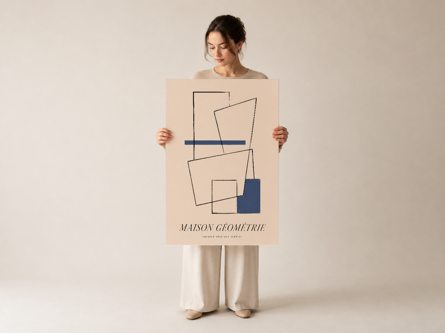Kadın tarafından tutulan, çağdaş geometrik desenli soyut poster, dekoratif iç mekan sanat parçası.