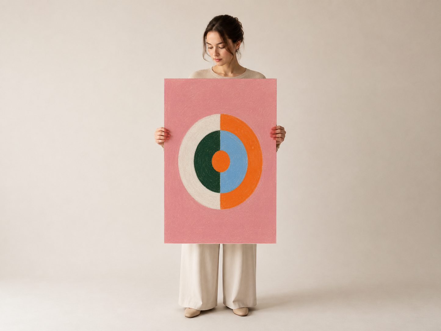 Pembe arkaplan ve çok renkli geometrik daire motifleriyle kadın tarafından gösterilen poster baskı.