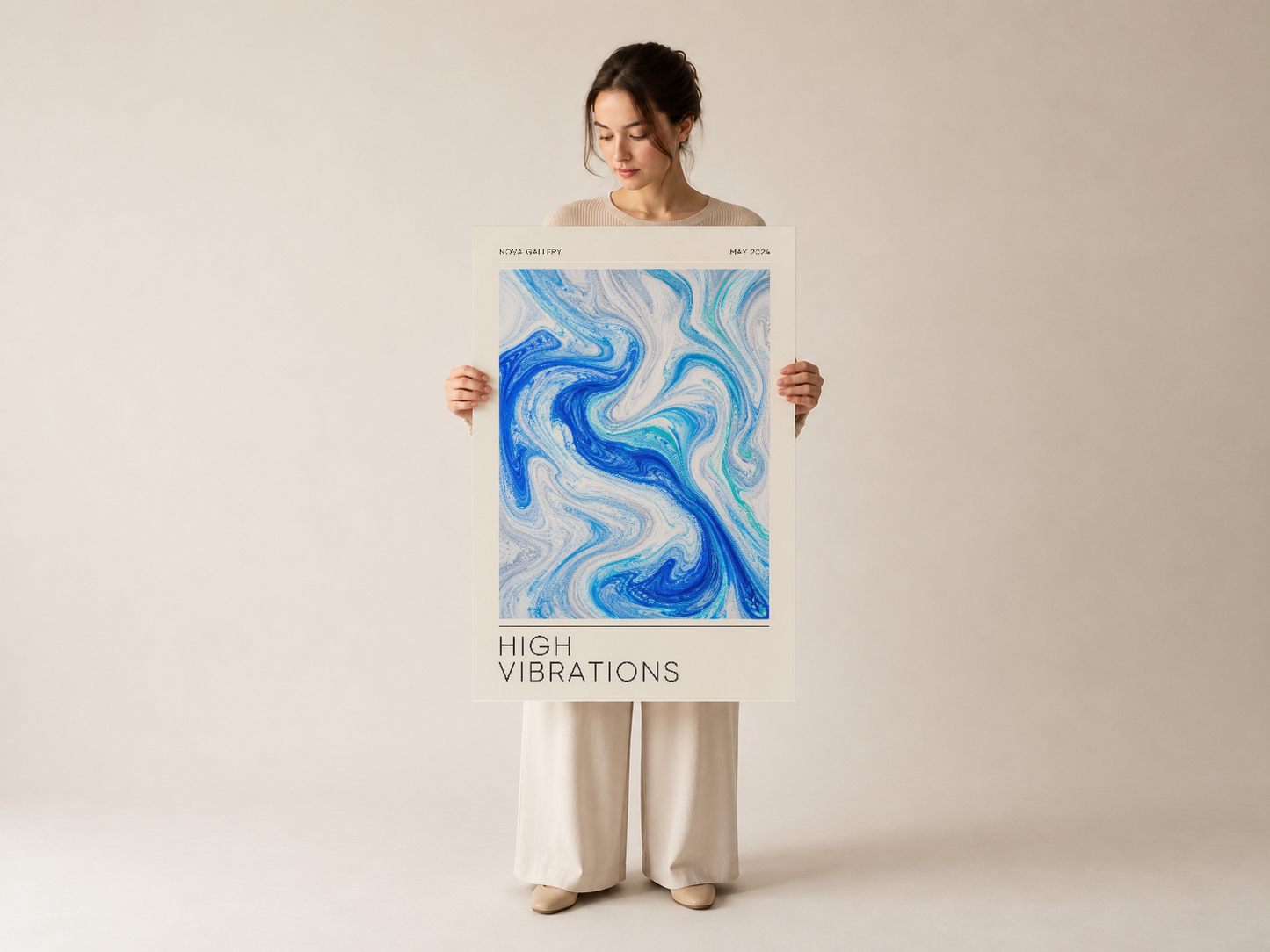 Mavi dalgalı soyut desen içeren çağdaş sanat tablosu, göz seviyesinde tutularak sergilenen poster formatında.