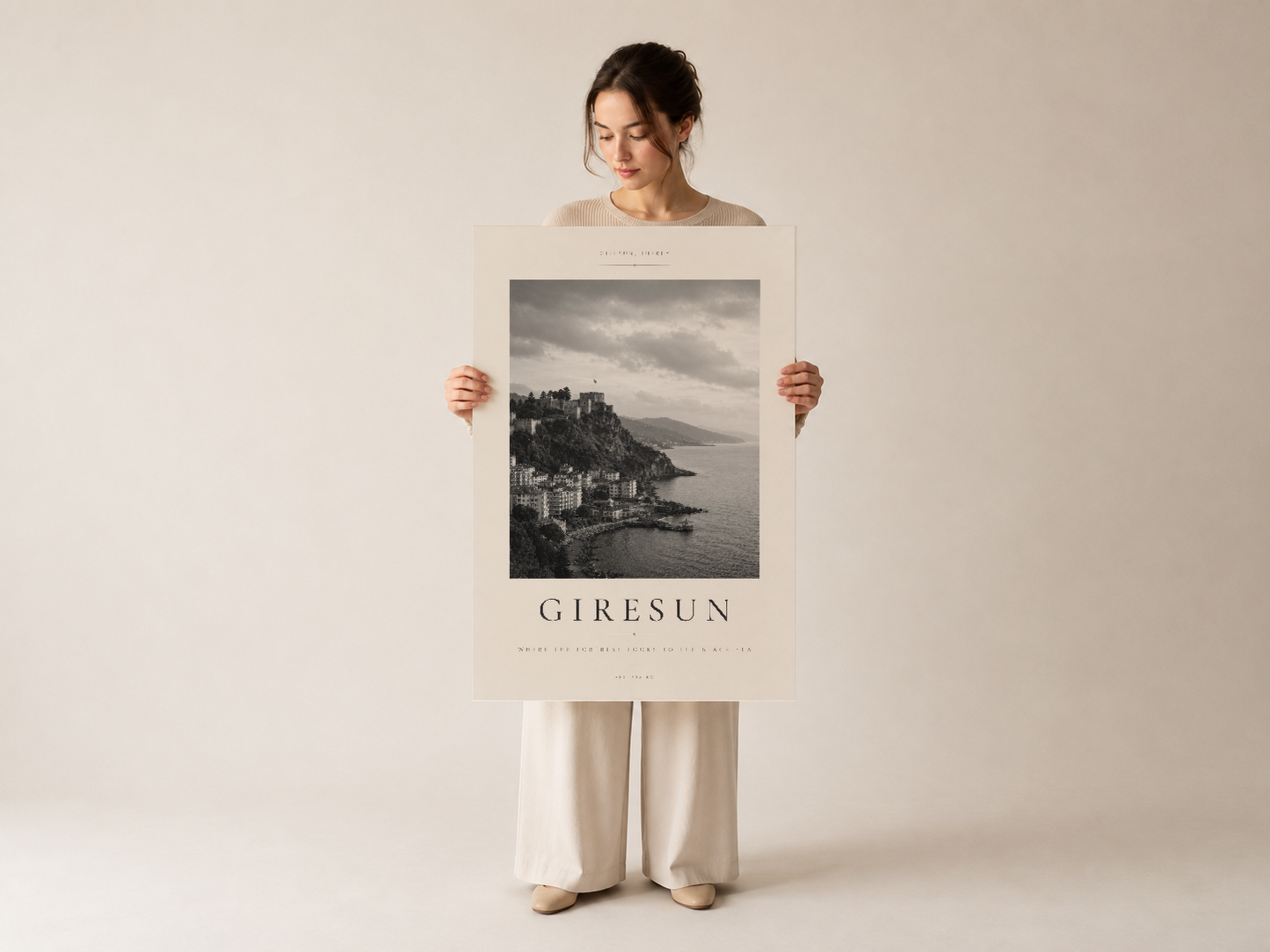 Giresun baskı poster, genç kadının tuttuğu minimalist çerçeveli monokrom dağ ve deniz sahil görüntüsü.