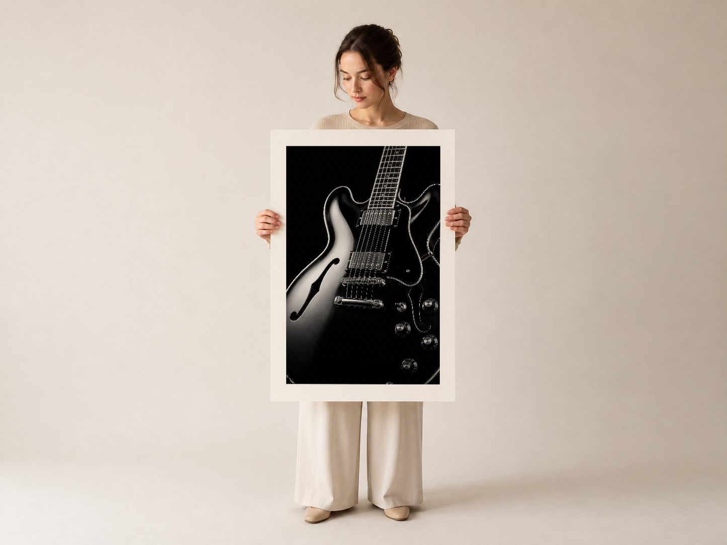 Gitar tablosu, monokrom estetikle ev dekorasyonuna sofistike dokunuş katıyor.
