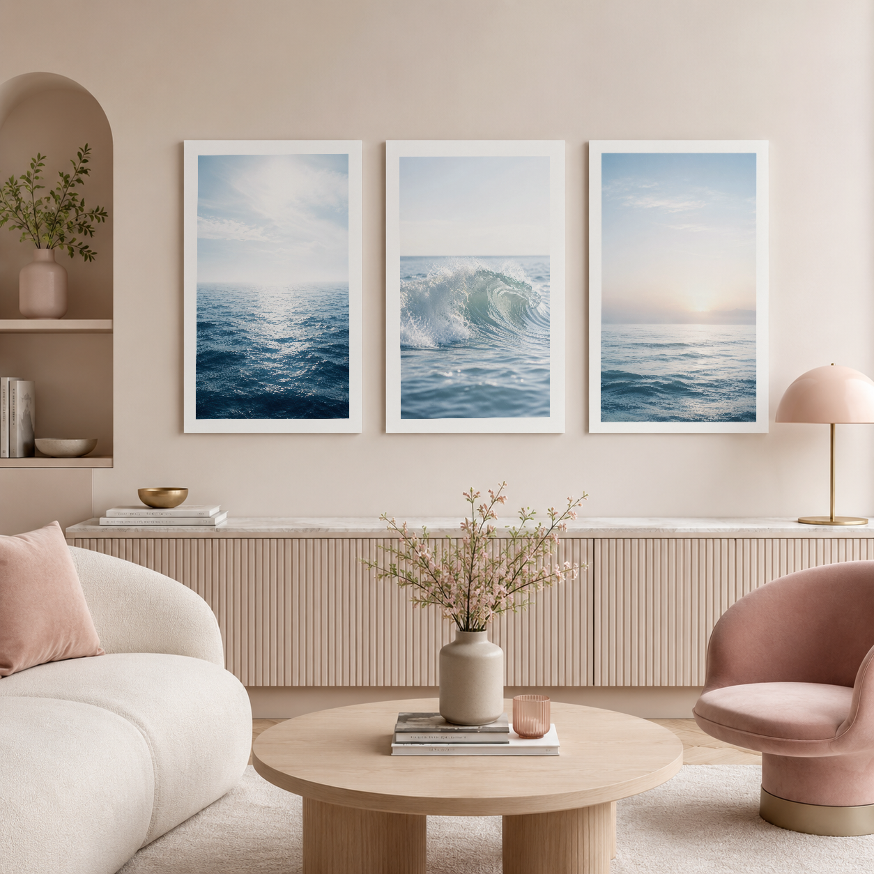 Deniz manzarası üç parçalı tablo seti, modern oturma alanında, okyanus temalı sanat eserinin minimalist tasarımı.