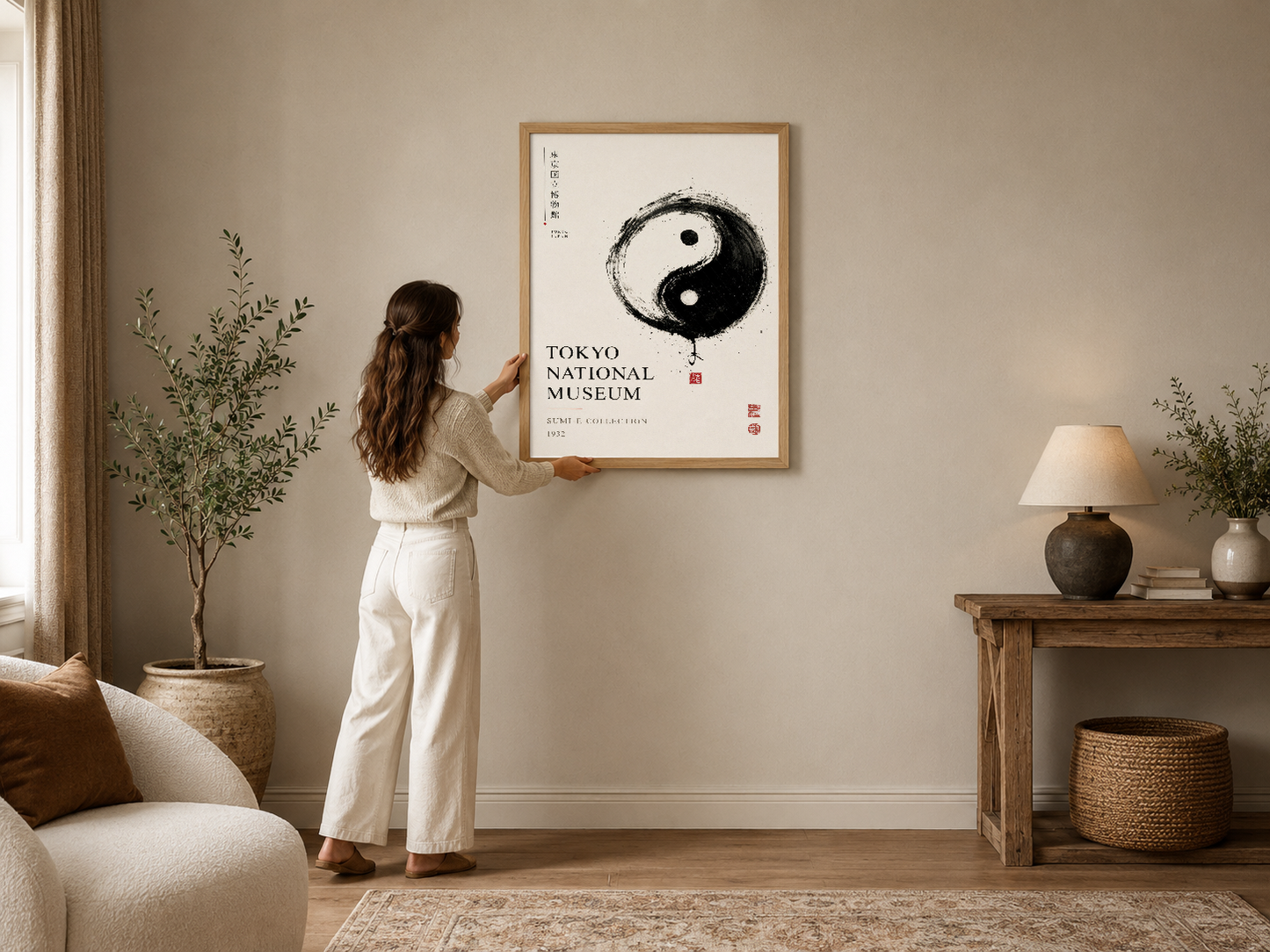 Yin-yang tasarımlı Tokyo Müzesi posteri, ahşap çerçeveli, modern bir oturma odasında dekoratif duvar sanatı.