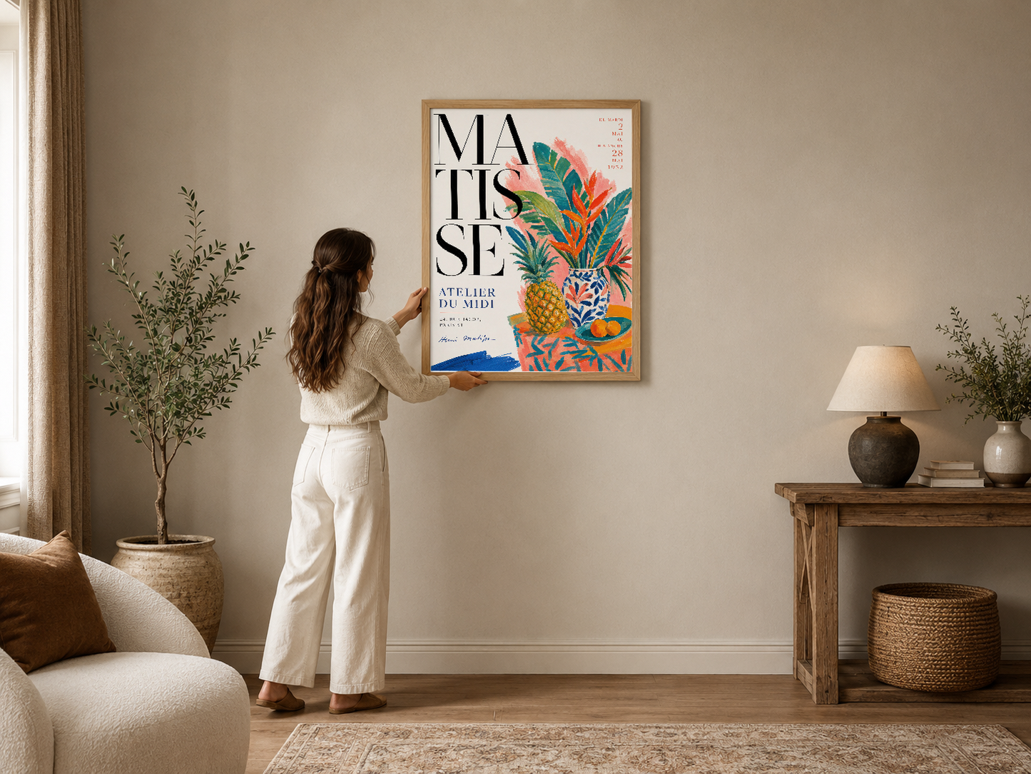 Matisse Atelier du Midi posteri, renkli tropikal çiçekler ve ananas deseniyle modern bir oturma odasını canlandırıyor.