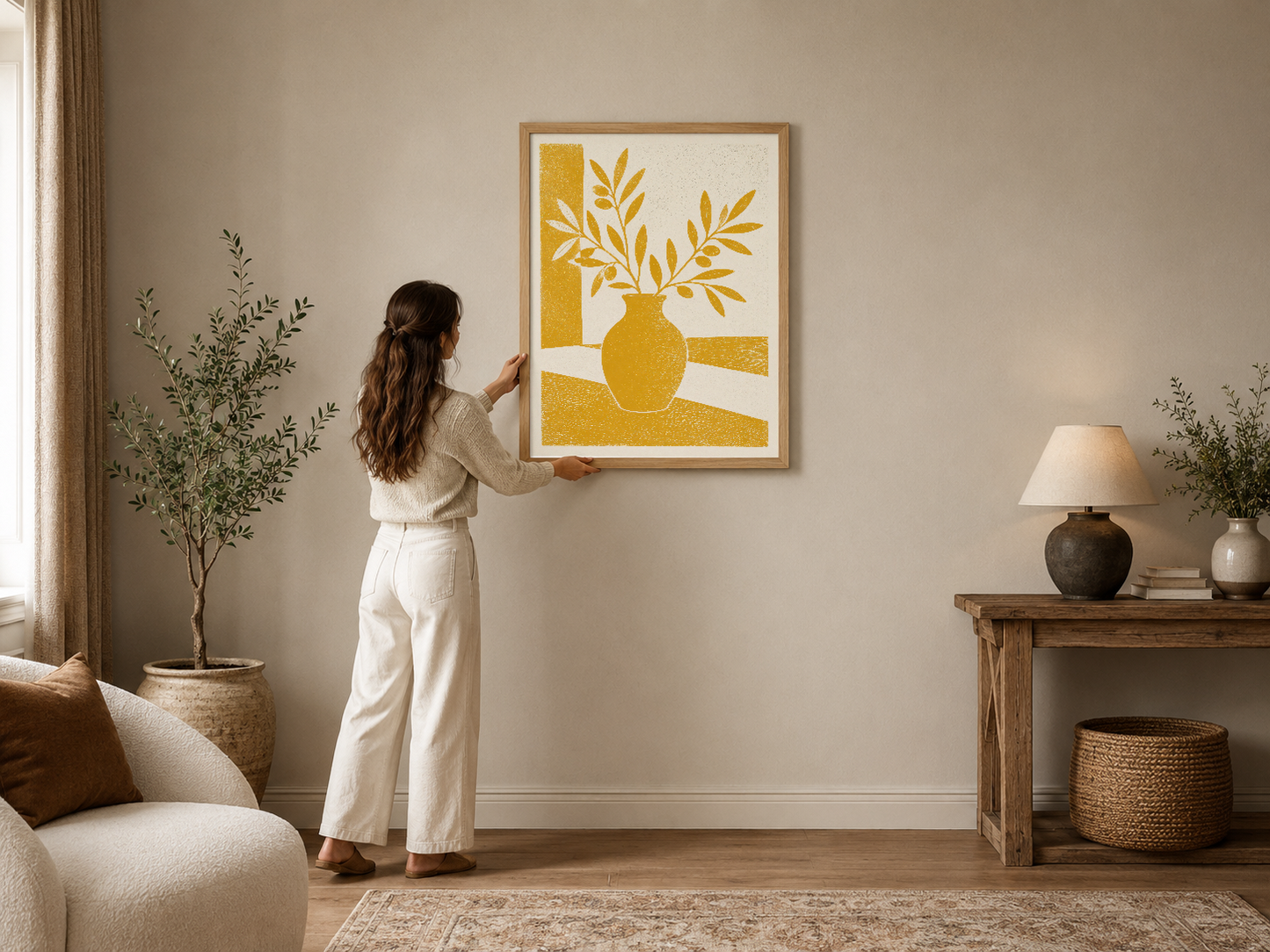 Altın sarısı vazo ve bitki motifli minimalist poster, ahşap çerçevede modern oturma odasının duvarını süslüyor.