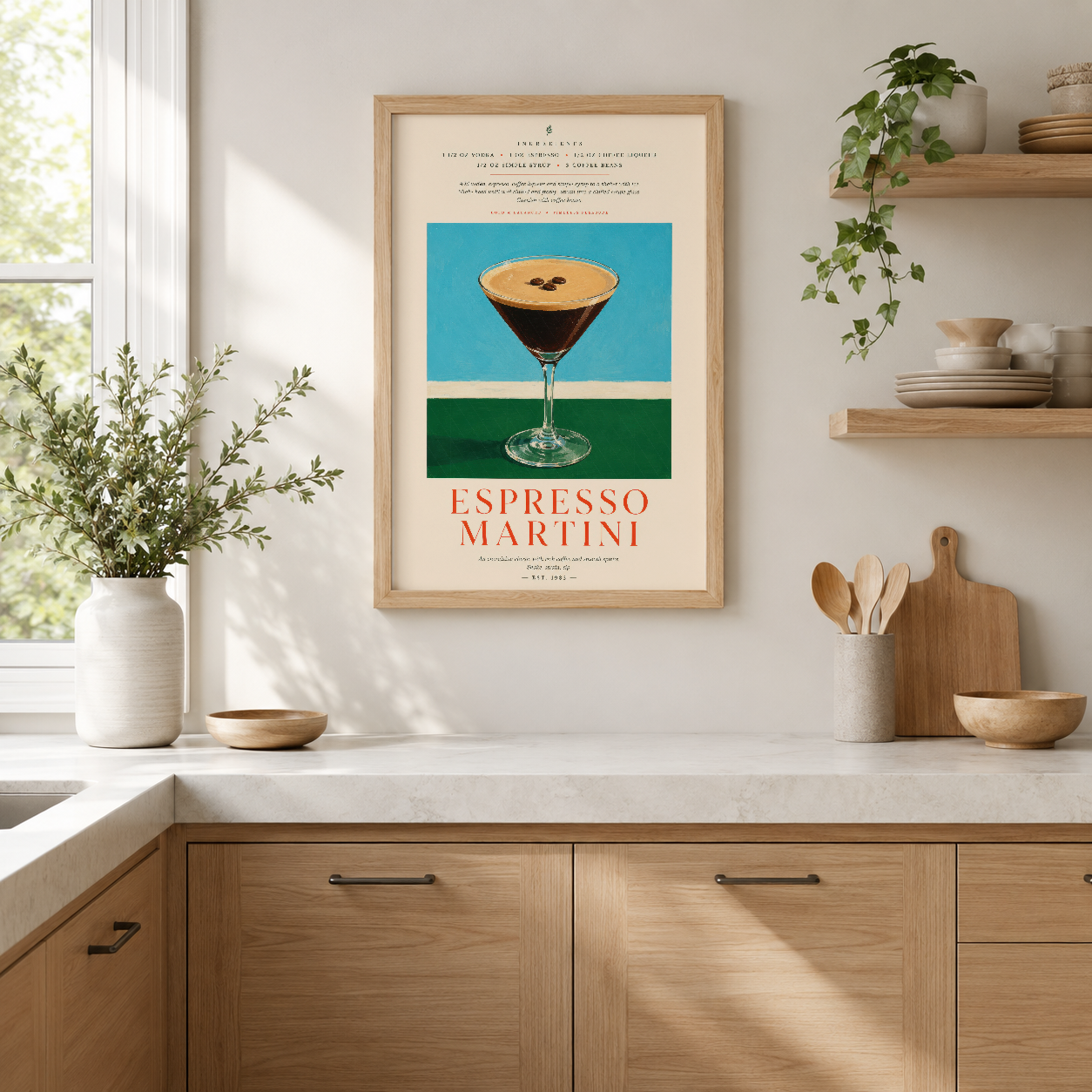 Espresso Martini kokteyl posteri, ahşap çerçevede, modern mutfak dekorasyonunda yer alan retro sanat tablosu.