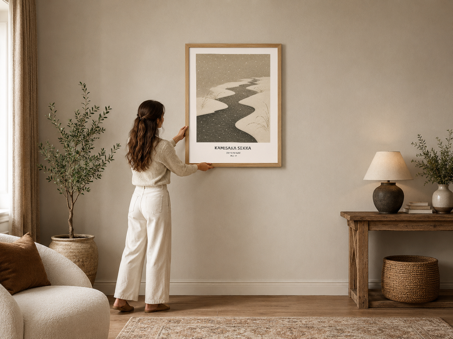 Kamisaka Sekka'nın minimalist sanat eserini çerçeveli poster, sıcak tonlu oturma odasında duvara asılmış, doğallığı ve