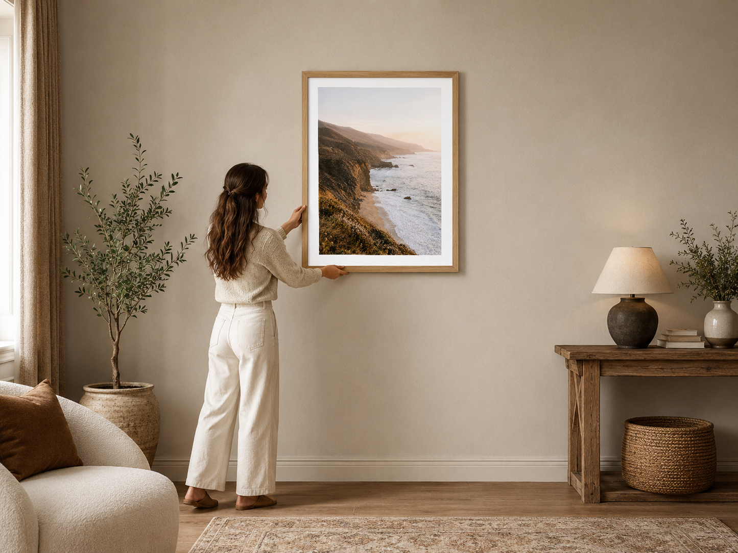Deniz kenarı manzarası gösteren çerçeveli poster, sıcak tonları ve doğal ışığıyla modern oturma alanını canlandırıyor.