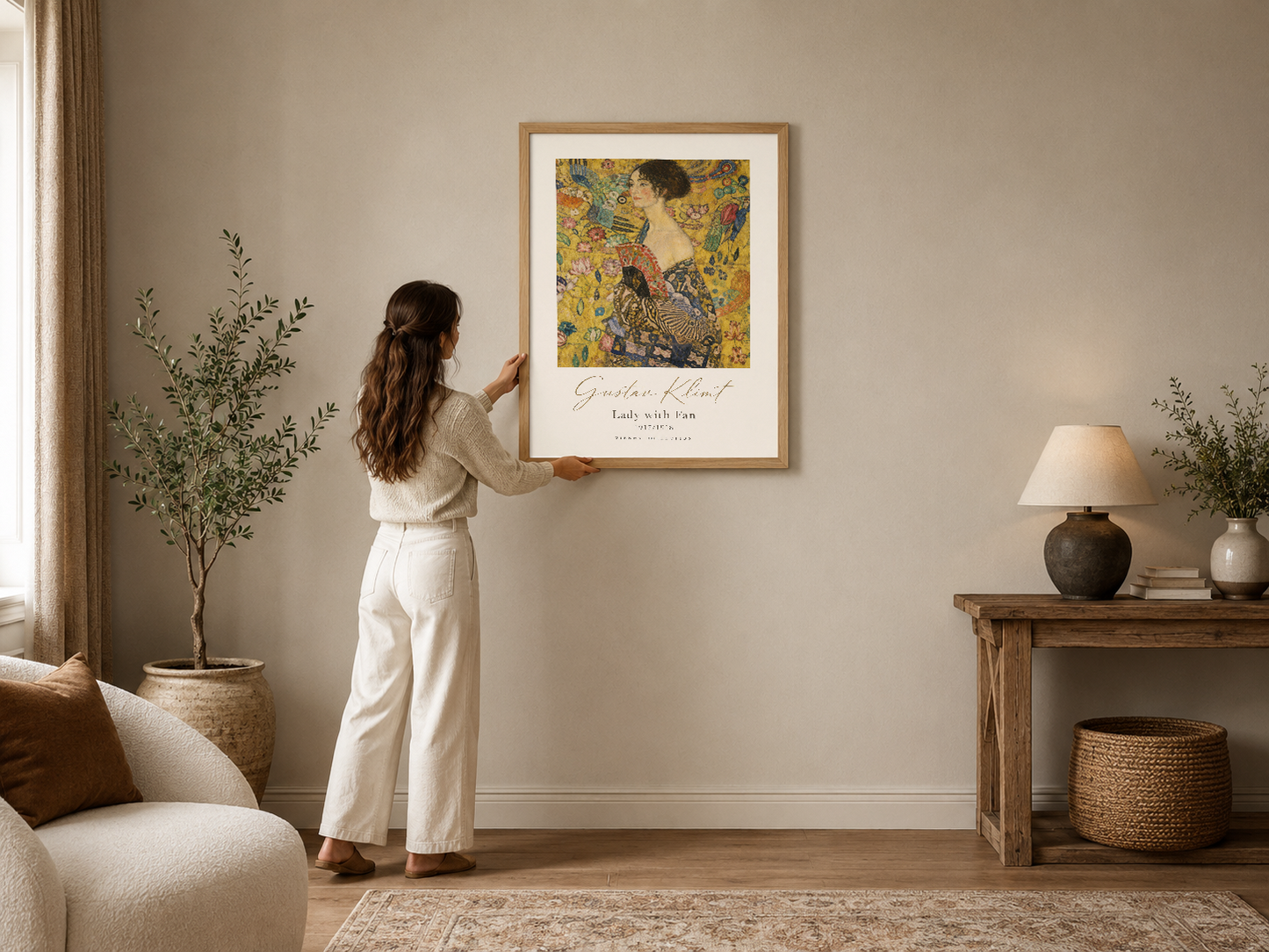 Gustave Klimt'in Sarı Elbiseli Kadın tablosu, ahşap çerçeve içinde modern oturma odasının duvarında sergilenmektedir.