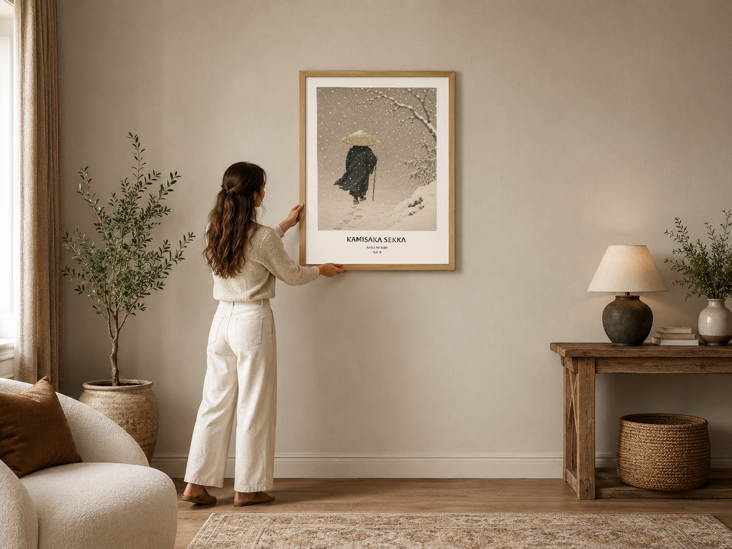 Kamisaka Sekka'nın klasik sanat eserini gösteren, ahşap çerçeveli poster modern oturma odasında kanepenin üstünde