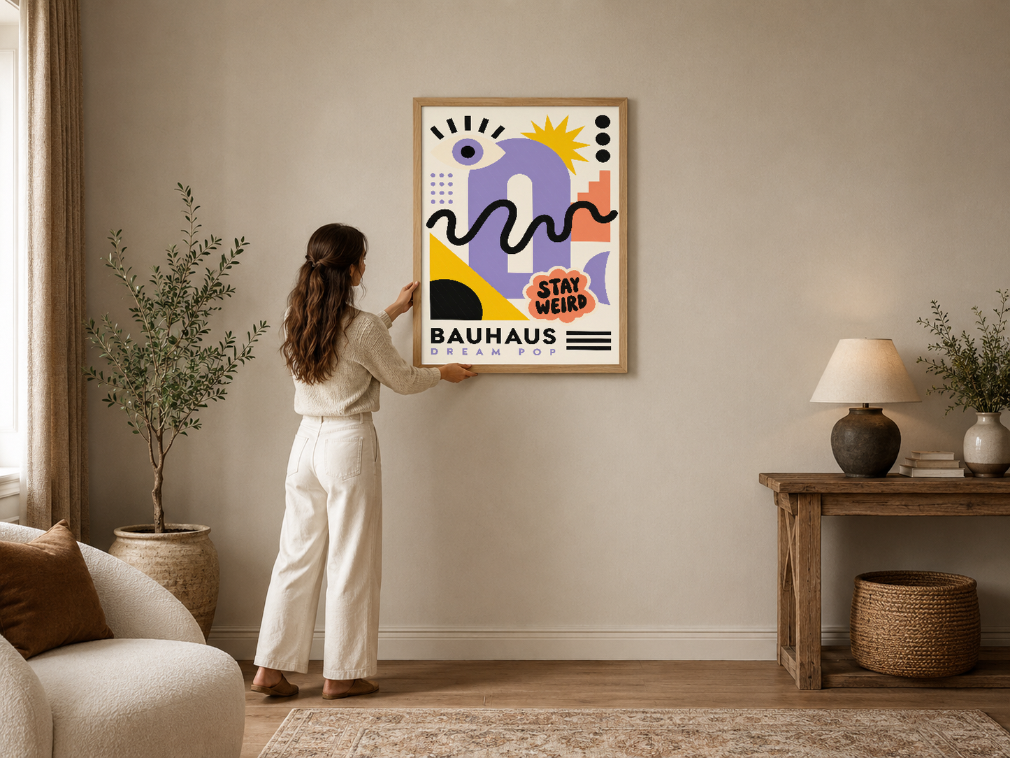 Bauhaus tarzı renkli poster, soyut geometrik şekiller ve Stay Weird yazısı ile modern oturma odasını canlandırıyor.